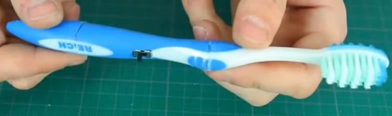 撥動(dòng)開(kāi)關(guān)安裝到牙刷成品圖.jpg 撥動(dòng)開(kāi)關(guān)安裝到牙刷成品圖.jpg